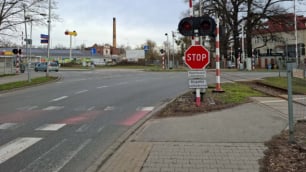 Nie ma tor&oacute;w, znak STOP nadal obowiązuje. Kierowcy nie wiedzą, jak się zachować