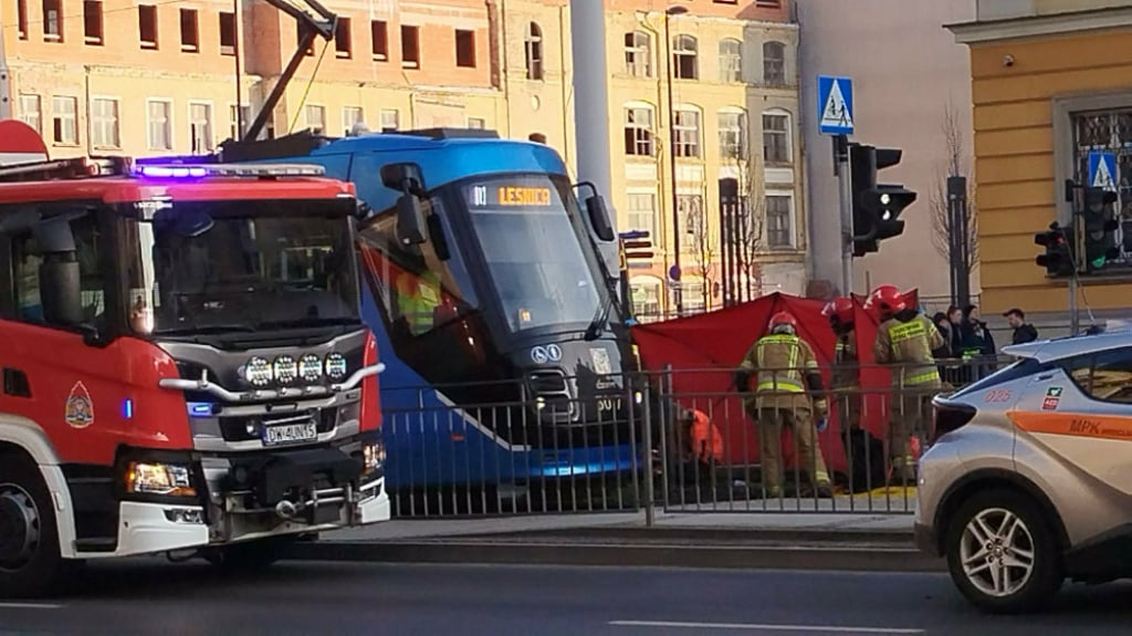 12-latka potrącona przez tramwaj na Kazimierza Wielkiego. Poważny wypadek we Wrocławiu - Dramatyczny wypadek na ul. Kazimierza Wielkiego we Wrocławiu.