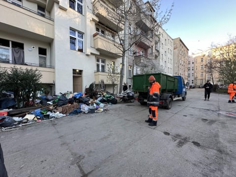 Sprzątanie podwórka na Grunwaldzkiej 56. Czy to koniec kłopotów mieszkańców kamienicy? [NASZ TEMAT] - 1