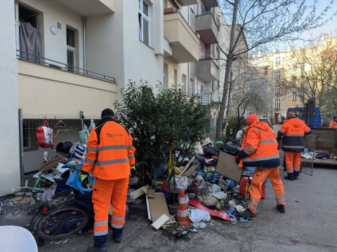 Sprzątanie podwórka na Grunwaldzkiej 56. Czy to koniec kłopotów mieszkańców kamienicy? [NASZ TEMAT] - 2