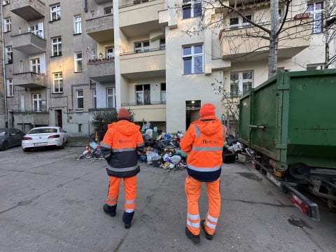 Sprzątanie podwórka na Grunwaldzkiej 56. Czy to koniec kłopotów mieszkańców kamienicy? [NASZ TEMAT] - 4