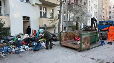 Sprzątanie podw&oacute;rka na Grunwaldzkiej 56. Czy to koniec kłopot&oacute;w mieszkańc&oacute;w kamienicy?