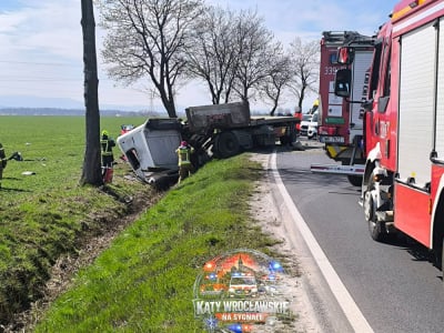 Dwie osoby zginęły w wypadku na DK35. Ciężar&oacute;wka zderzyła się z osob&oacute;wką [ZDJĘCIA]