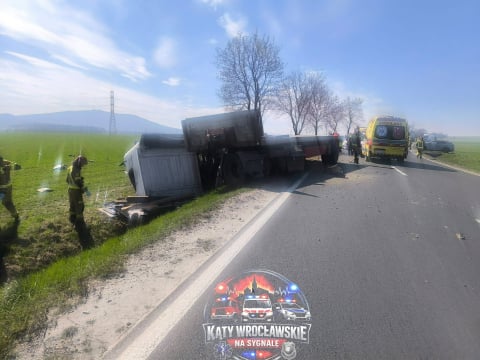 Poważny wypadek na DK35, są ofiary śmiertelne. Ciężarówka zderzyła się z osobówką [ZDJĘCIA] - 2