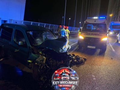 Wypadek na Moście Rędzińskim. Z samochodu aż wypadł silnik! [ZDJĘCIA]