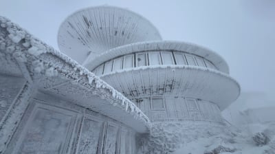 L&oacute;d, śnieg i trudne warunki w Karkonoszach. GOPR ostrzega: Warto odwiedzić inne miejsca