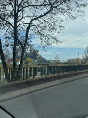 Ogromny pożar w Oławie - w akcji 15 zastępów straży, w tym chemicy. Dym widać z wielu kilometrów - 3