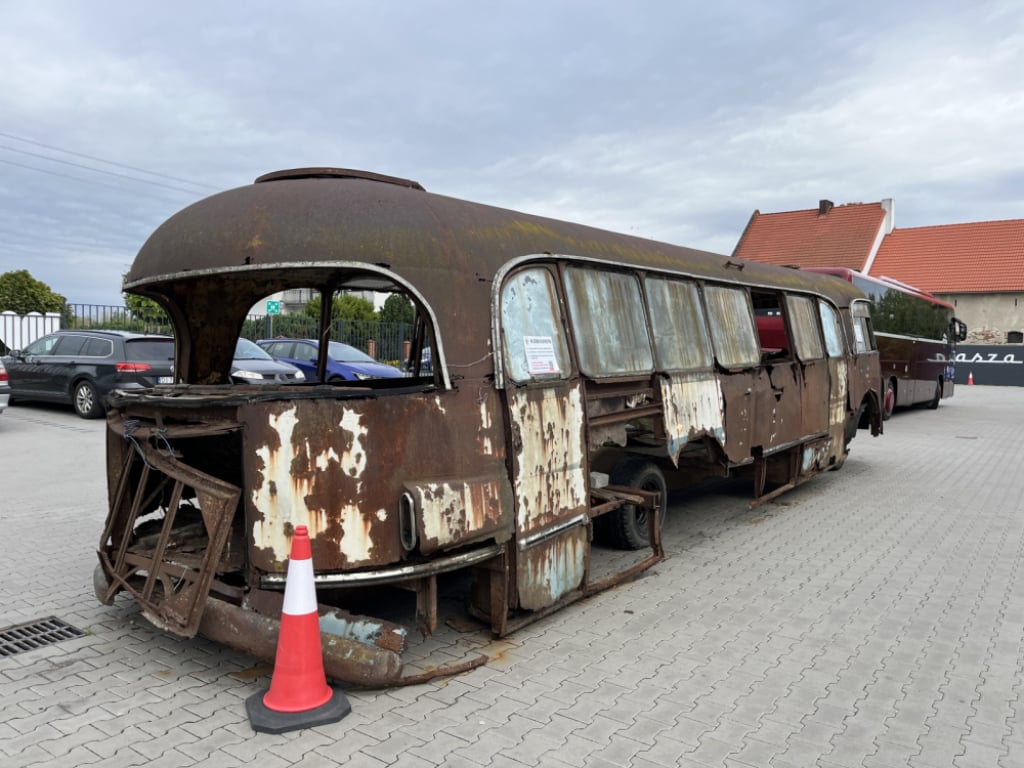 Autobus Bałtyk wraca do życia. Ruszyły prace nad unikatowym pojazdem w Oławie - Trwa odbudowa autobusu Bałtyk