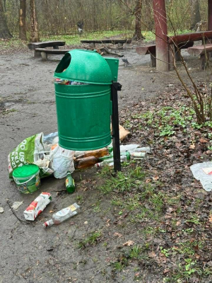 Śmieci walają się po wrocławskich parkach. Tak wyglądają po weekendzie grillowania. Zapomnieliśmy o zasadach? - 0