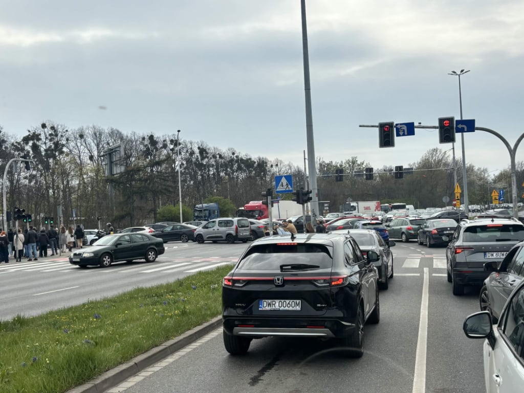 Armagedon na Zwycięskiej. Awaria rogatek kompletnie zablokowała skrzyżowanie z Karkonoską - Armagedon na Zwycięskiej. Awaria rogatek kompletnie zablokowała skrzyżowanie z Karkonoską