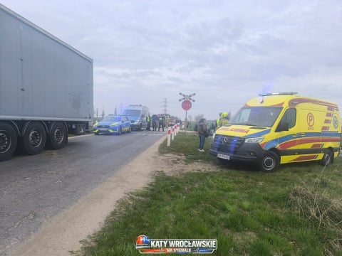 Ciężarówka zderzyła się z pociągiem. Ruch na trasie z Wrocławia wstrzymany [ZDJĘCIA] - 8