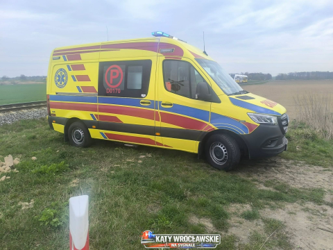 Ciężarówka zderzyła się z pociągiem. Ruch na trasie z Wrocławia wstrzymany [ZDJĘCIA] - 9