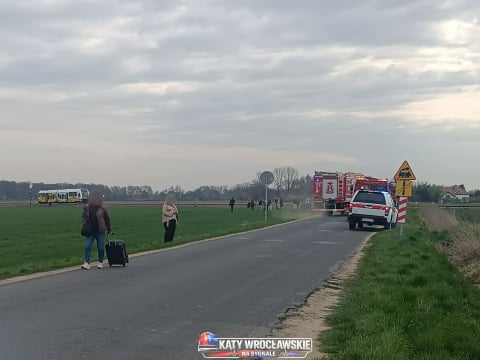 Ciężarówka zderzyła się z pociągiem. Ruch na trasie z Wrocławia wstrzymany [ZDJĘCIA] - 0