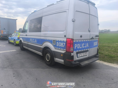 Ciężarówka zderzyła się z pociągiem. Ruch na trasie z Wrocławia wstrzymany [ZDJĘCIA] - 2