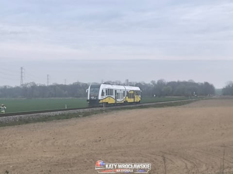 Ciężarówka zderzyła się z pociągiem. Ruch na trasie z Wrocławia wstrzymany [ZDJĘCIA] - 3