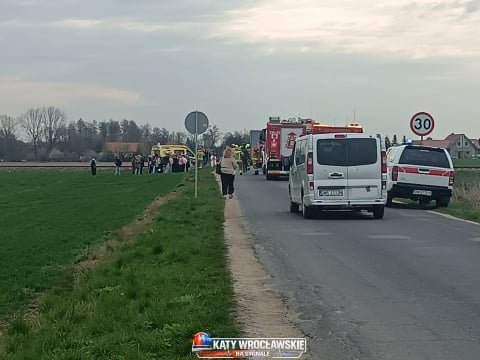 Ciężarówka zderzyła się z pociągiem. Ruch na trasie z Wrocławia wstrzymany [ZDJĘCIA] - 4