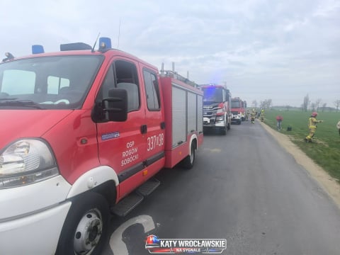 Ciężarówka zderzyła się z pociągiem. Ruch na trasie z Wrocławia wstrzymany [ZDJĘCIA] - 5