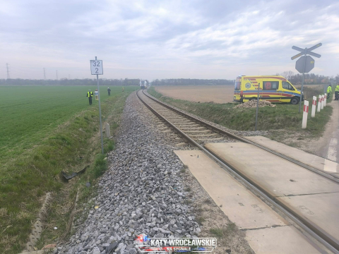 Ciężarówka zderzyła się z pociągiem. Ruch na trasie z Wrocławia wstrzymany [ZDJĘCIA] - 6