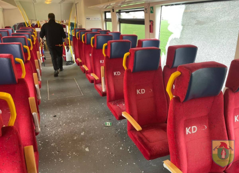 Ciężarówka zderzyła się z pociągiem. Ruch na trasie z Wrocławia wstrzymany [ZDJĘCIA] - 12