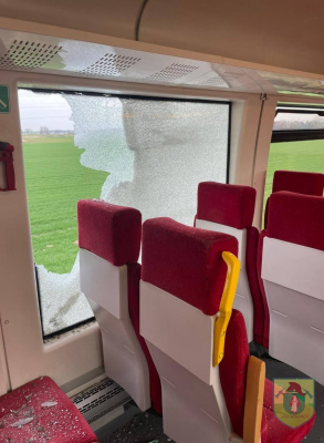 Ciężarówka zderzyła się z pociągiem. Ruch na trasie z Wrocławia wstrzymany [ZDJĘCIA] - 13