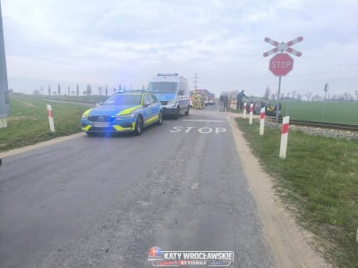 Ciężar&oacute;wka zderzyła się z pociągiem. Ruch na trasie z Wrocławia wstrzymany [ZDJĘCIA]