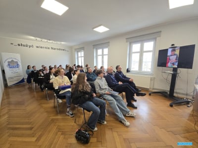 Walczą z oszustami metodą... na wnuczka. Policjanci nagrali edukacyjny film z uczniami