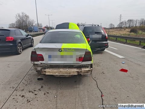 Strzał i uszkodzone samochody - brawurowy pościg za 23-latkiem. Uciekinier próbował potrącić policjantów - 1