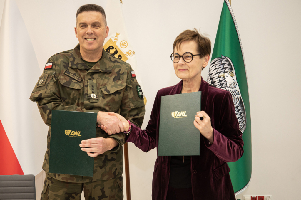 Studia kosztują 10 tys. zł, ale chętnych nie brakuje. To jedyny taki kierunek w Polsce - Na zdjęciu płk rez. dr hab. inż. Norbert Świętochowski, prof. AWL i prof. Agnieszka Piwowar.