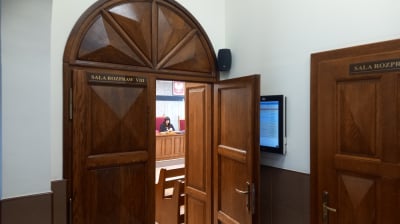 67-latek miał wykorzystywać seksualnie c&oacute;rkę sąsiad&oacute;w. Wyroku nie usłyszy