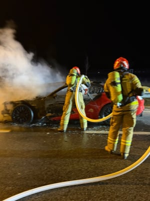 Sportowy samochód spłonął na trasie S3. Ogień objął cały pojazd [ZDJĘCIA] - 3
