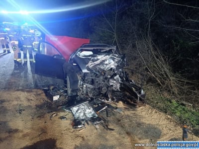 Tragiczny wypadek na Dolnym Śląsku. Nie żyje dw&oacute;ch młodych kierowc&oacute;w [ZDJĘCIA]