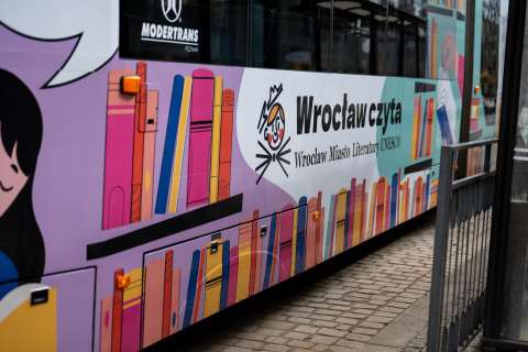 Będą rozdawać mieszkańcom książki w tramwaju. Wszystko w ramach akcji Wrocław Czyta - 3