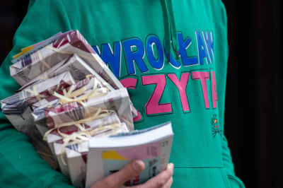 Będą rozdawać mieszkańcom książki w tramwaju. Wszystko w ramach akcji Wrocław Czyta