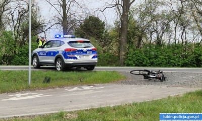 Nie żyje rowerzysta potrącony przez samoch&oacute;d. Tragiczny wypadek w Lubinie