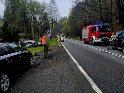 Samochód dachował, dwie osoby są ranne. DK46 była zablokowana po wypadku [ZDJĘCIA] - 0