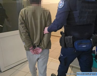 Bezdomni pokł&oacute;cili się o materac, było blisko tragedii. Zapobiegli jej nastolatkowie