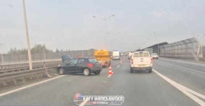 Były długie korki na AOW - to efekt porannego wypadku. Jedna osoba ranna