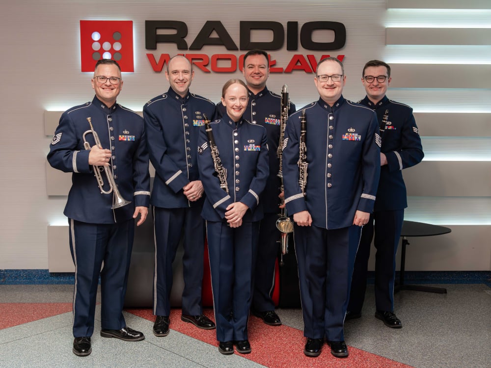 Amerykańska orkiestra zagrała do radiowego mikrofonu! USAFE Band ma dla Wrocławia kilka niespodzianek - Orkiestra Sił Powietrznych Stanów Zjednoczonych w Europie 