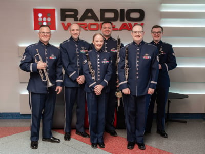 Amerykańska orkiestra zagrała do radiowego mikrofonu! USAFE Band ma dla Wrocławia kilka niespodzianek