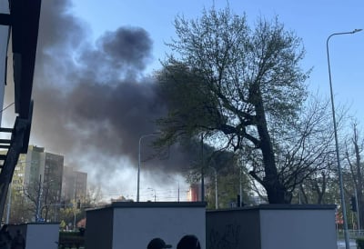 Kłęby dymu nad Hubską we Wrocławiu. Pożar na budowie nowych blok&oacute;w