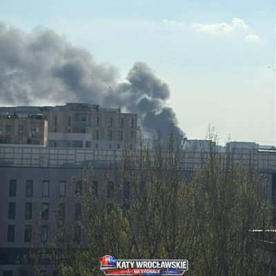 Kłęby dymu nad Hubską we Wrocławiu. Pożar na budowie nowych bloków - 0