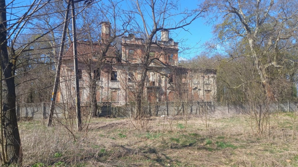 Sypiące się mury i ambitne plany. Pałac w Parchowie czeka na odbudowę – Ostatnia szansa dla pałacu w Parchowie. Fundacja chce przywrócić mu dawny blask