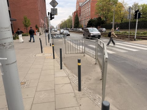 Co dalej z drogą rowerową na ul. Sienkiewicza? Urzędnicy debatują, a trasa stoi zamknięta - 1