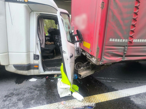 Wypadki na A4 i DK94. Dostawczak wbił się w ciężarówkę, na drugiej trasie zderzyły się dwie osobówki - 0