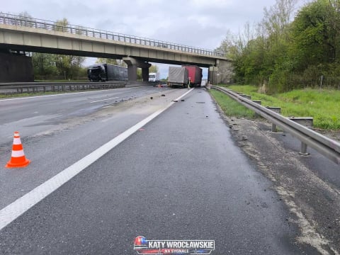 Wypadki na A4 i DK94. Dostawczak wbił się w ciężarówkę, na drugiej trasie zderzyły się dwie osobówki - 1