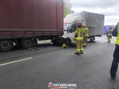 Wypadki na A4 i DK94. Dostawczak wbił się w ciężar&oacute;wkę, na drugiej trasie zderzyły się dwie osob&oacute;wki