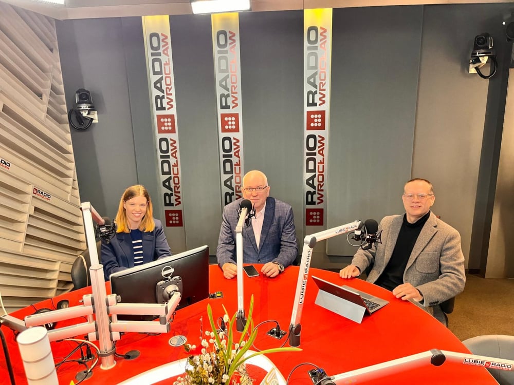 Różne punkty słyszenia: Cyfrowy front nad Wisłą. Tej wojny nikt nie wypowiedział - Poniedziałkowa publicystyka w Radiu Wrocław