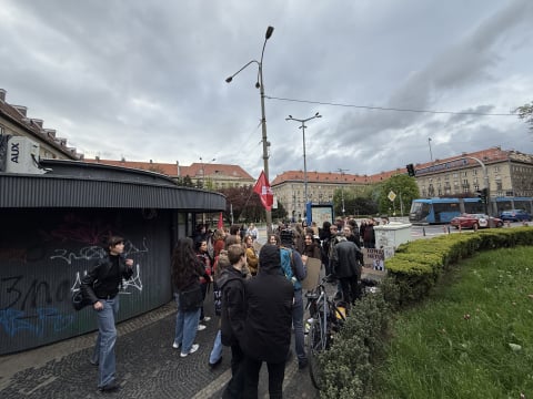 Protest pod Okrąglakiem. Byli pracownicy Etno Cafe walczą o 200 tys. zł wynagrodzeń - 1