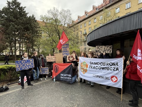 Protest pod Okrąglakiem. Byli pracownicy Etno Cafe walczą o 200 tys. zł wynagrodzeń - 2