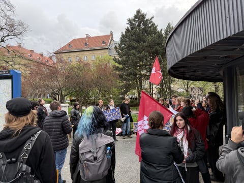 Protest pod Okrąglakiem. Byli pracownicy Etno Cafe walczą o 200 tys. zł wynagrodzeń - 3